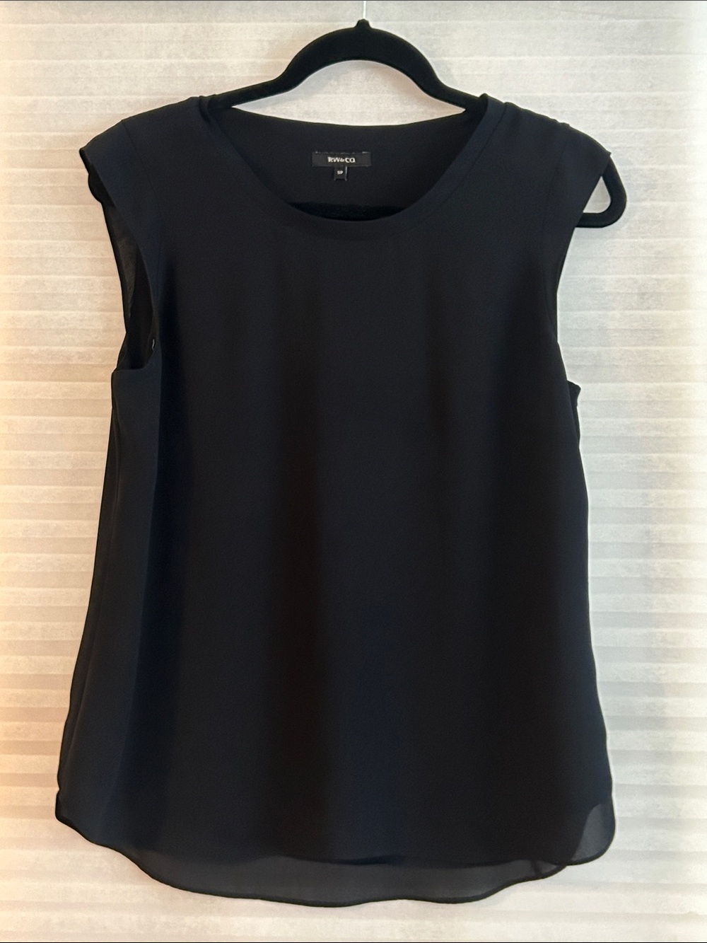 RW&CO. Black Sleeveless Round Neck Camisole